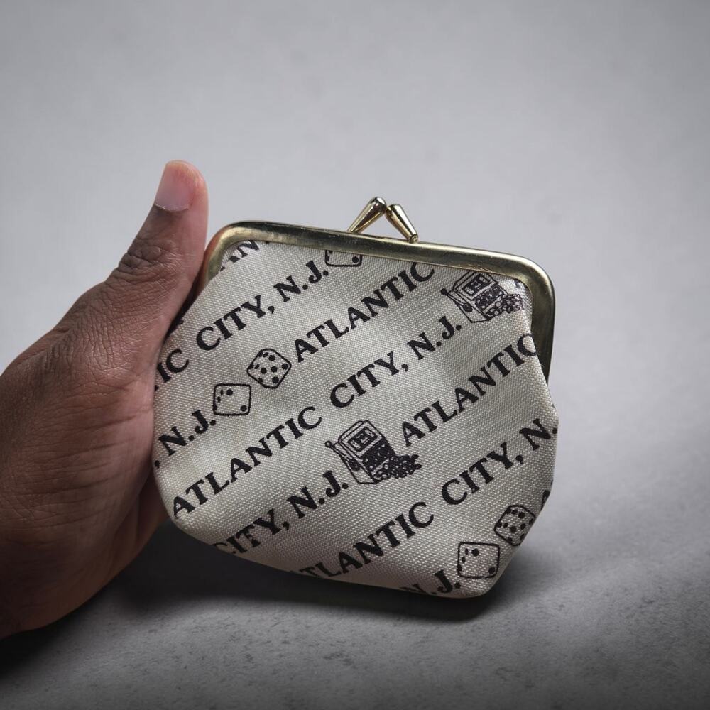 Vintage Atlantic City Coin Purse Cream White Souvenir Kiss Lock Graphic Novelty